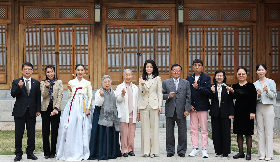 韩国第一夫人真漂亮,一袭白色套装又美又飒,大合影时稳居c位