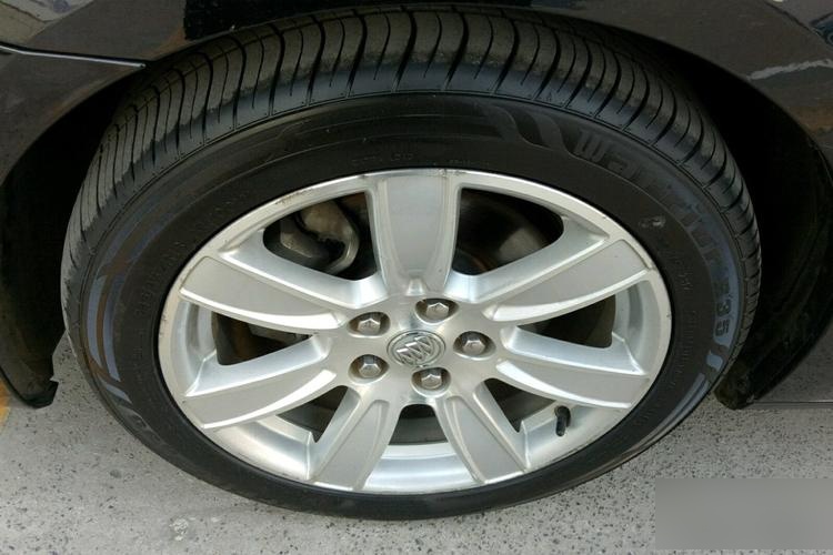 别克君越2.4原配轮胎