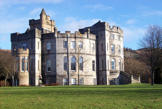 英国留学院校丨英国最美的校园:斯特灵大学