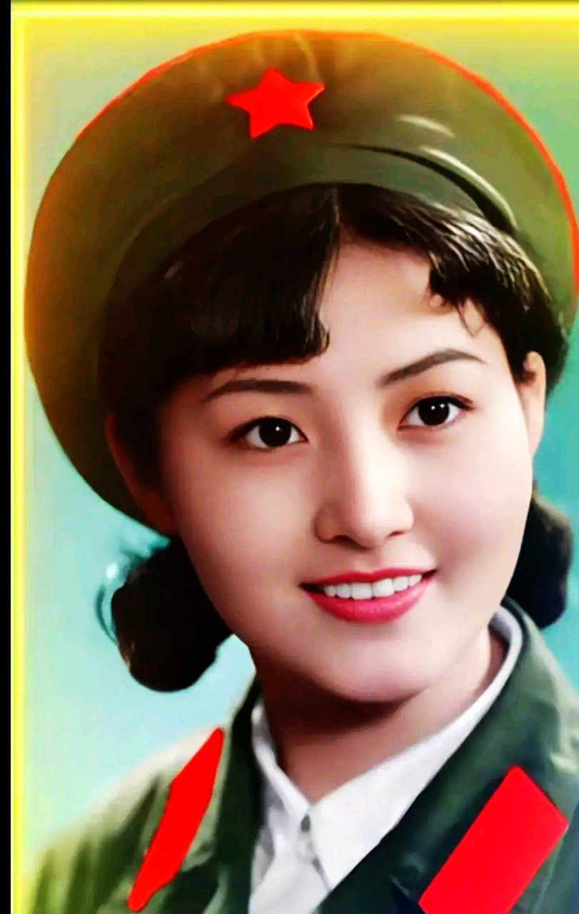 这个身穿65式军装的女兵简直不要太漂亮,整个人看起来真是绝了.