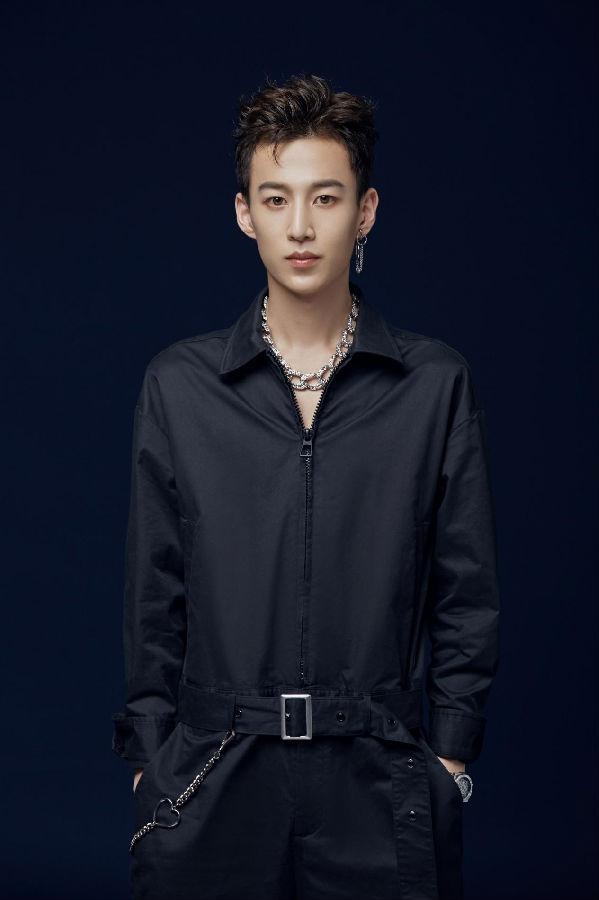 强强联手!校长张驰签约华乐星歌