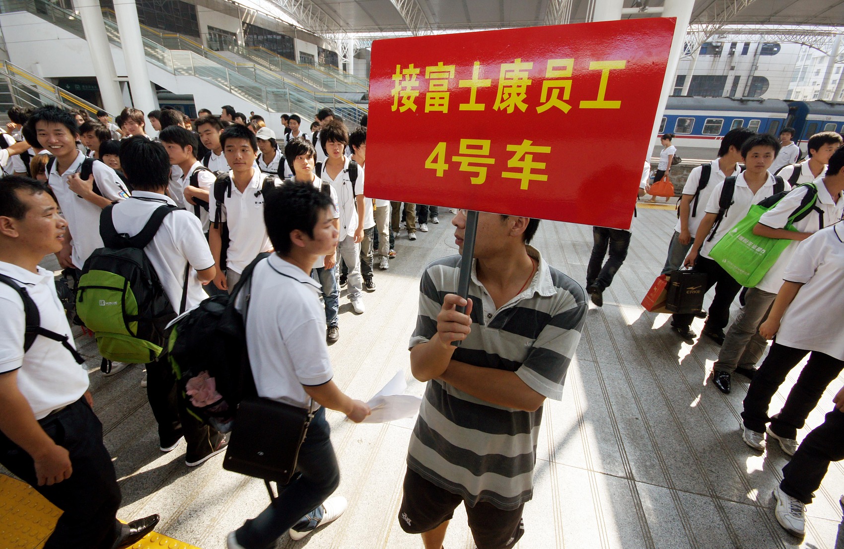 富士康招工出狠招不仅出高薪还管找对象数千应聘者堵塞马路