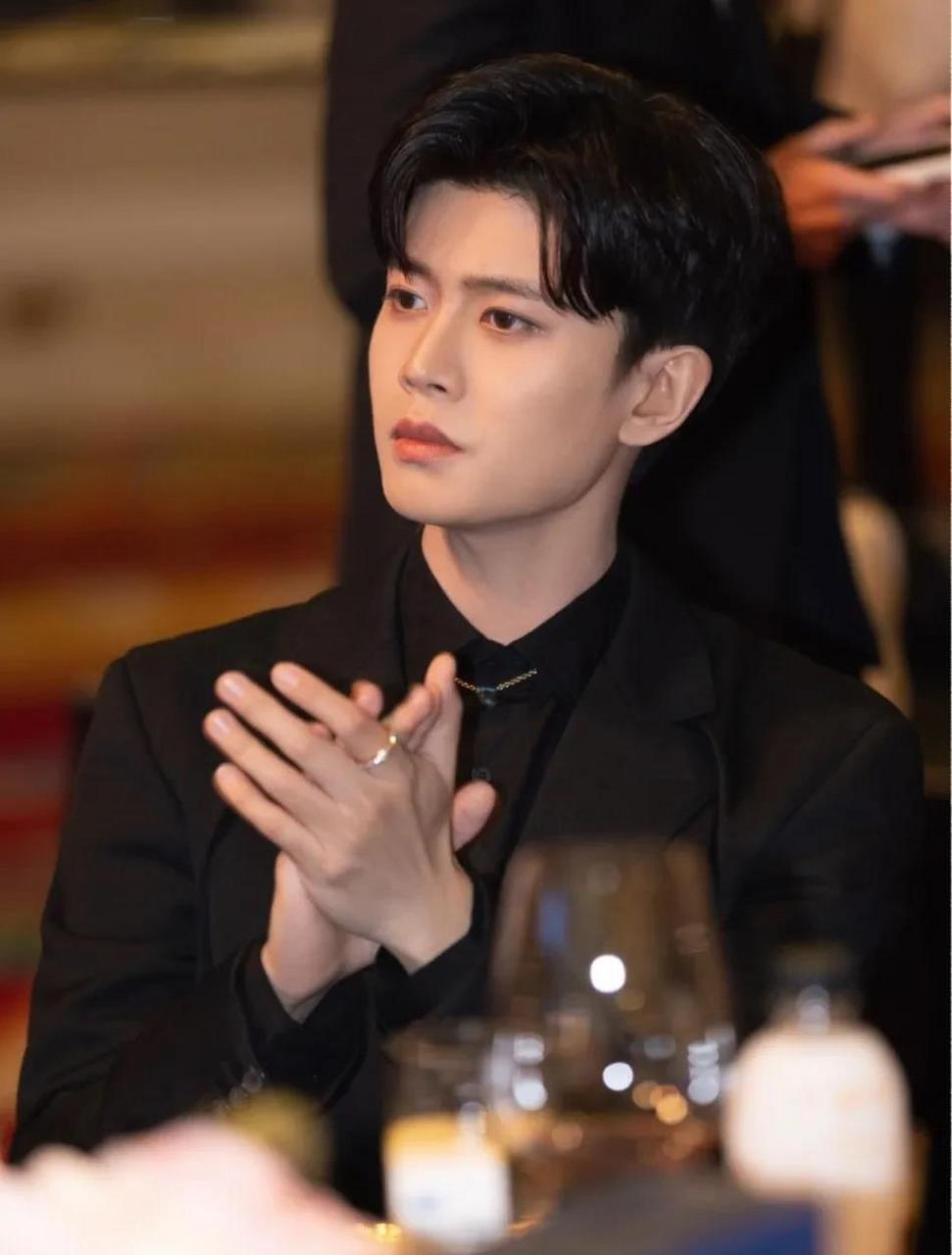 任嘉伦跟公司关系不算好,最近他乱七八糟的消息会多一些.