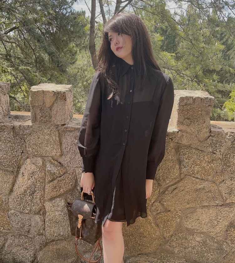 mayumi更新ins动态晒照:御姐范儿