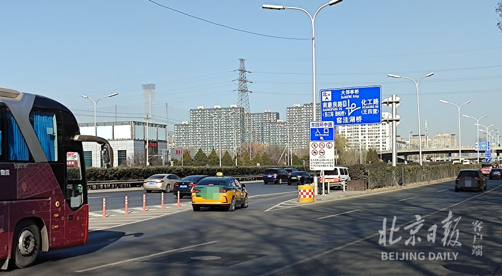 东四环外环窑洼湖桥南侧新设的入口.