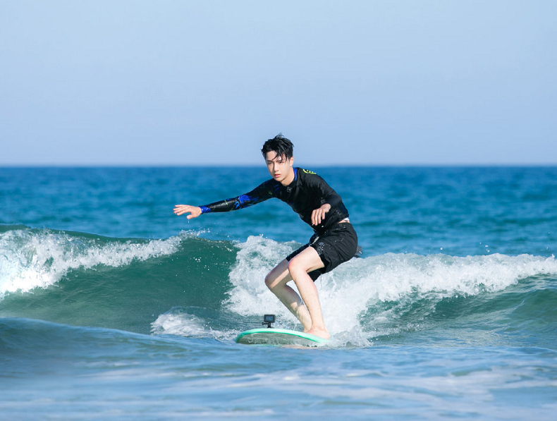 王一博运动天赋太强,首次冲浪就成功,帅气上岸连黄轩都连连点赞