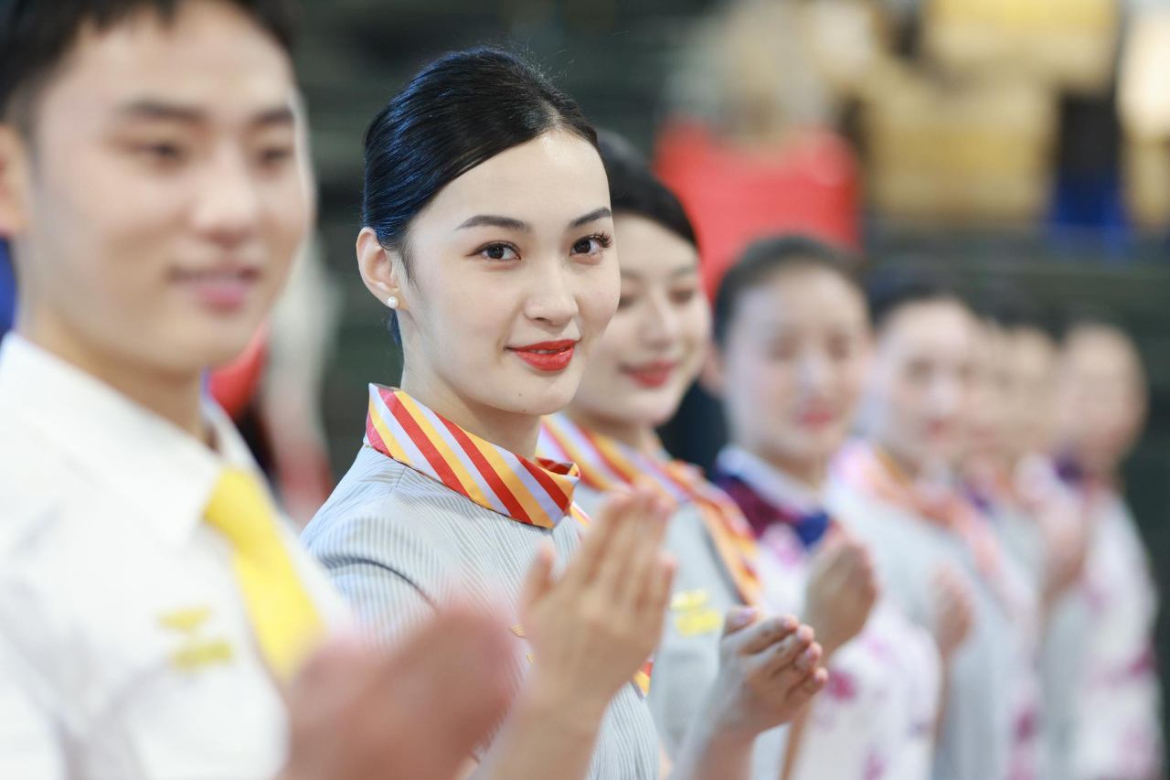 重庆:"空姐""动姐"携手开展服务礼仪培训备战暑运