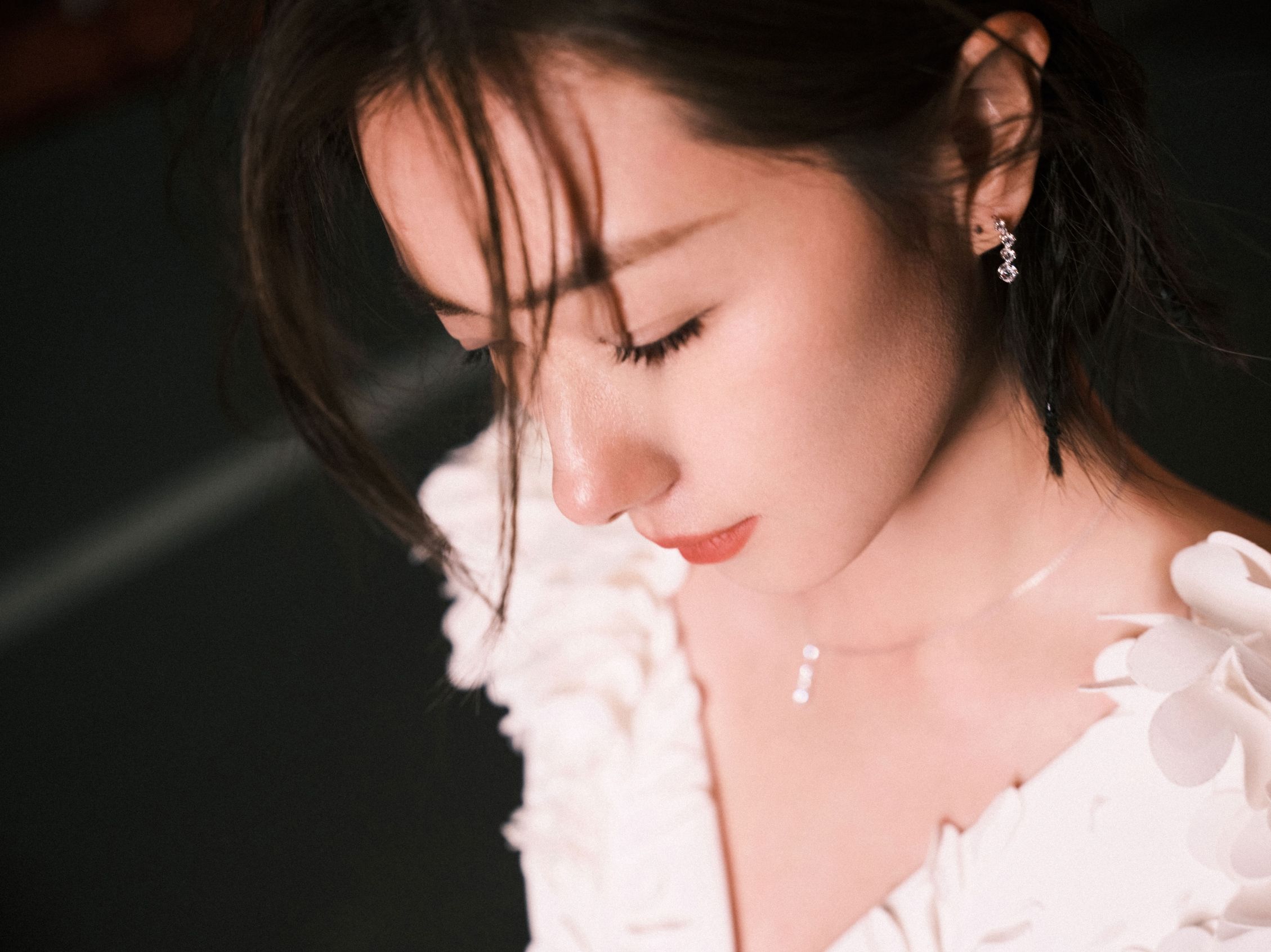 万茜v领白色连衣裙时尚写真