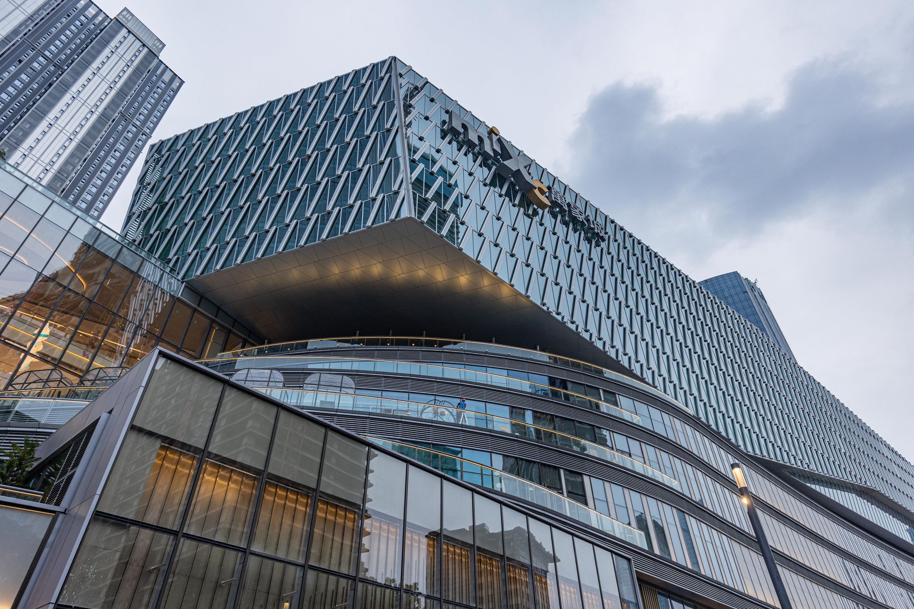 不仅能买买买,还能看艺术展,武汉万象城今天开业了!