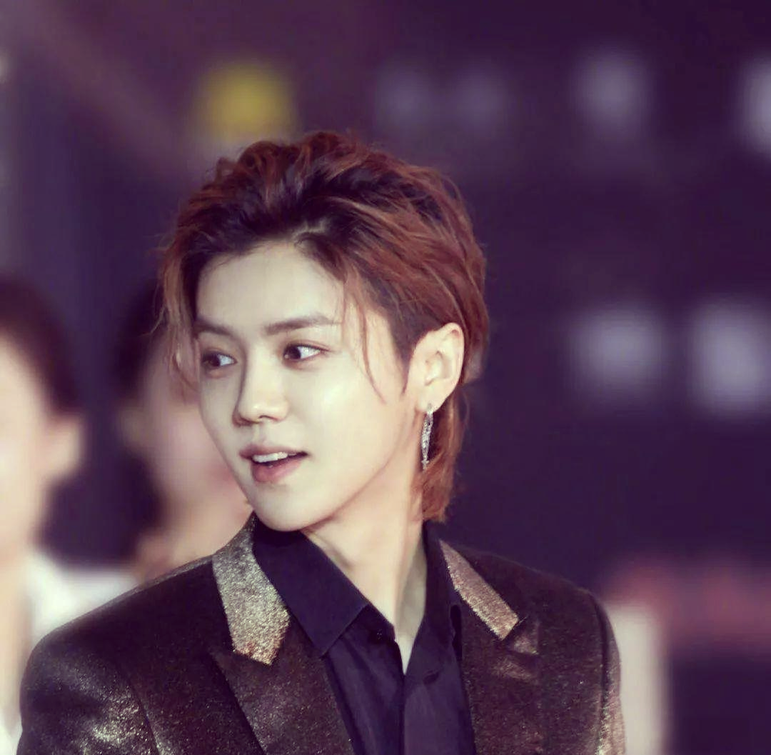 王俊凯新发型亮相《时尚先生》封面,鲻鱼头再掀热潮