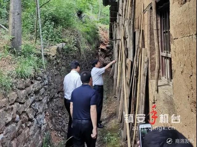 賈建剛深入鎮安縣高峰鎮督導檢查易地扶貧搬遷舊宅騰退工作