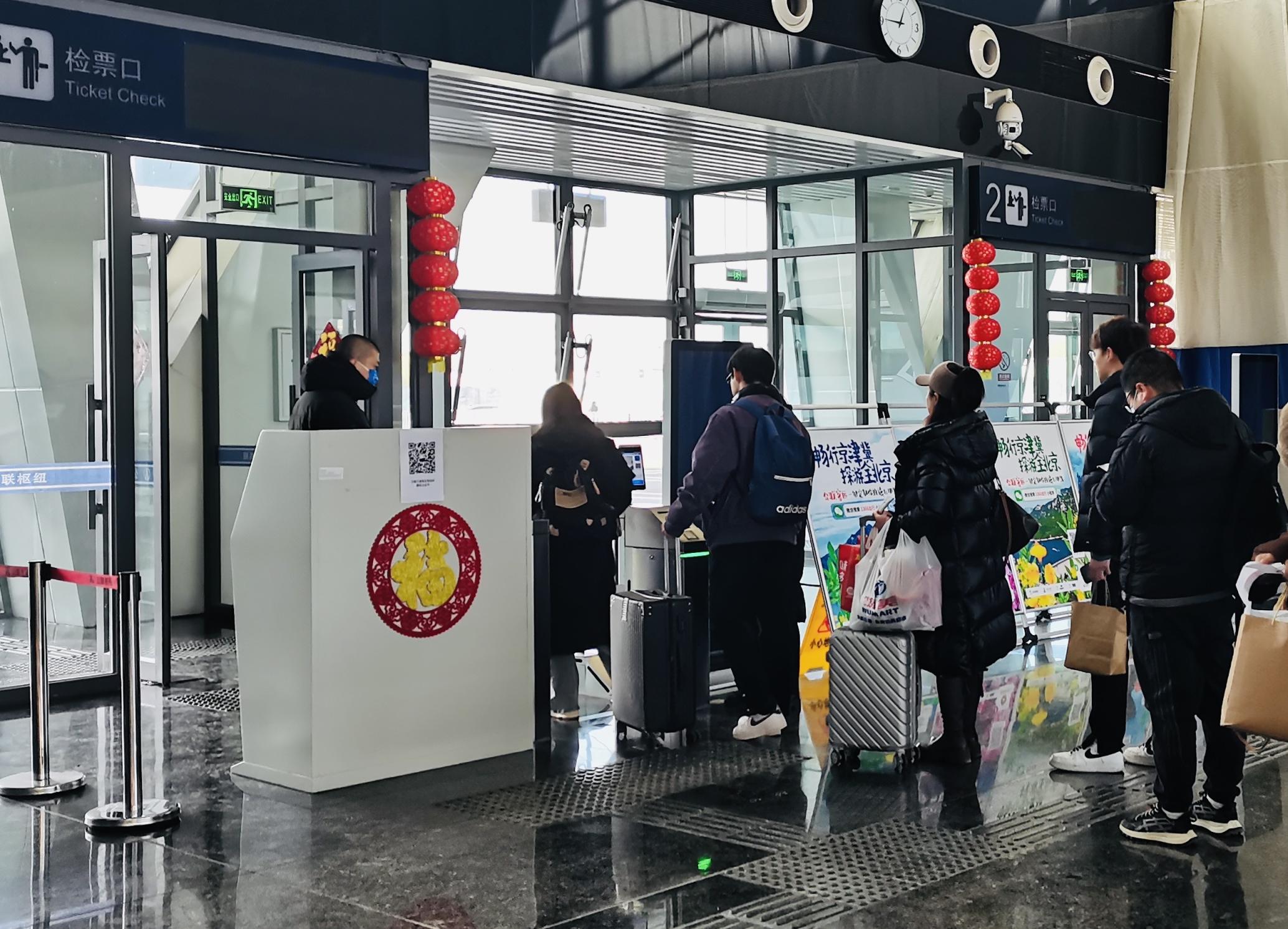 客流同比上升五成,北京各大长途客运站设立"暖心服务台"