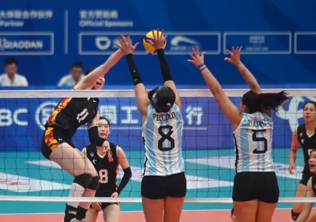 名场面!许嘉楠一回合3次极限救球,点燃大运会观众席