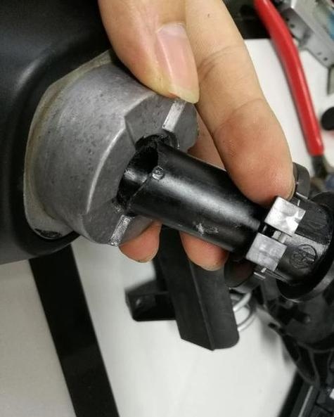 后视镜转轴脱落怎么能按上