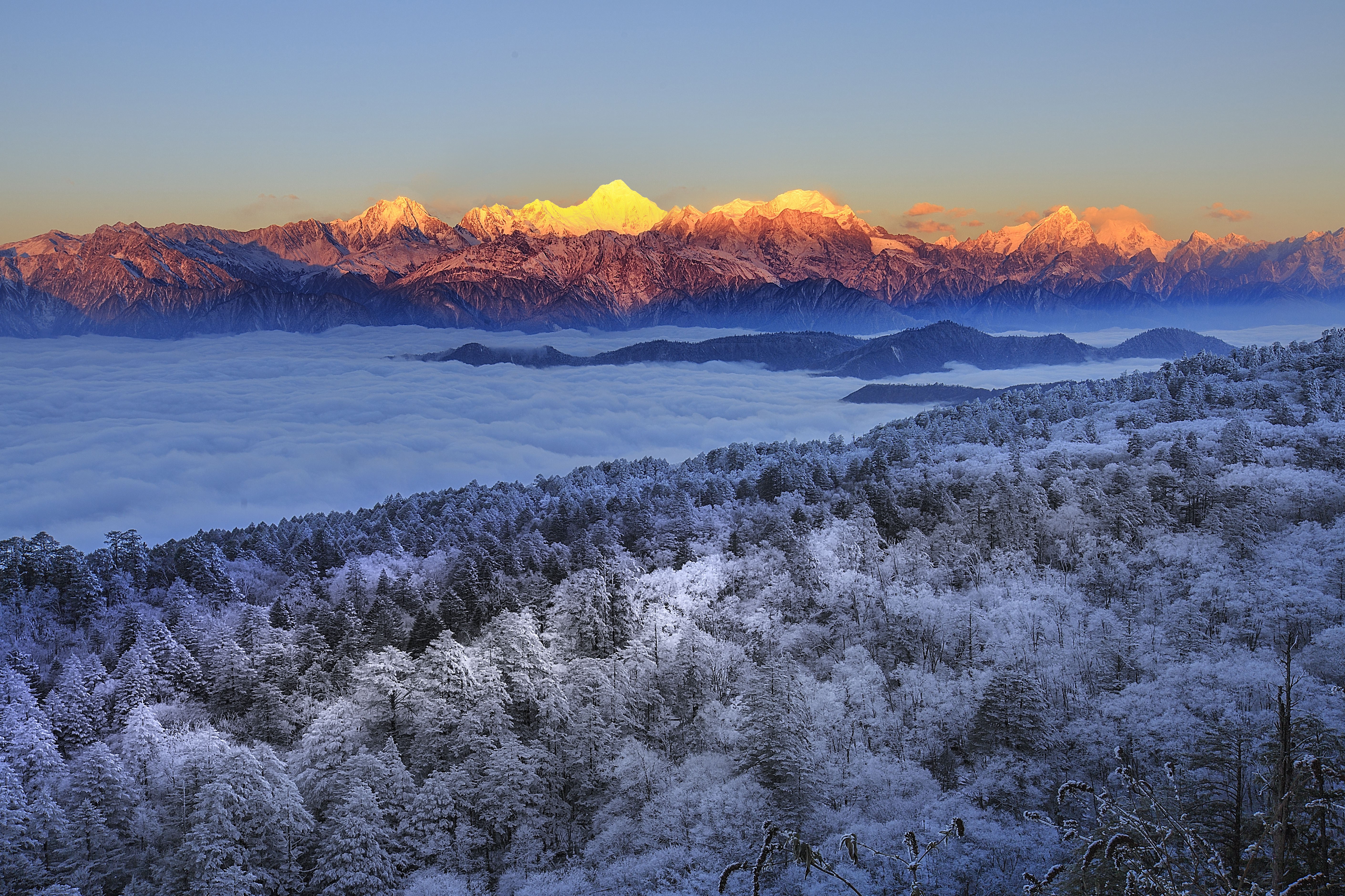 离贡嘎雪山最近观景图片