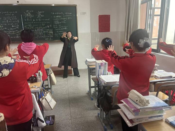 好暖,衢州"奶奶教师"教学生跳自创放松操