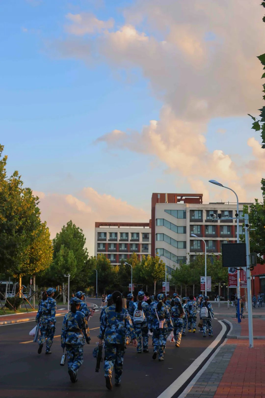 我在学校挺好的期待下一步的大学生活这次军训让我们