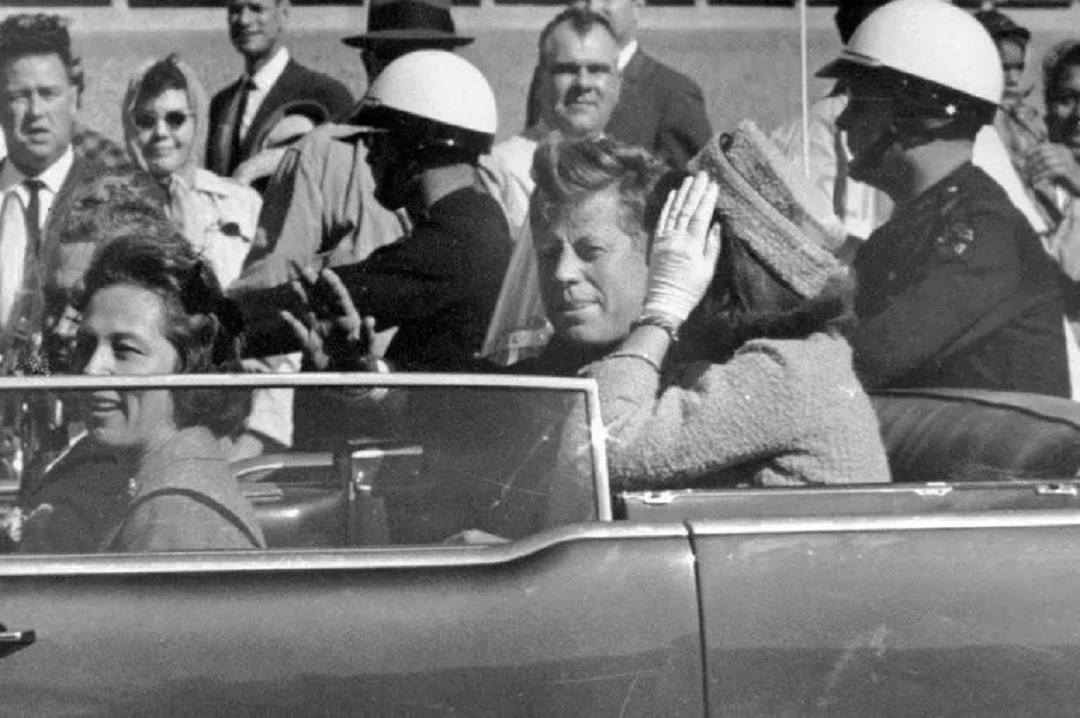 肯尼迪遇刺:1963年他在街道被一枪爆头,妻子爬起去捡丈夫头盖骨