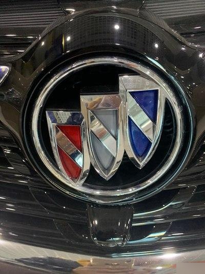 红白蓝车标是什么牌子?