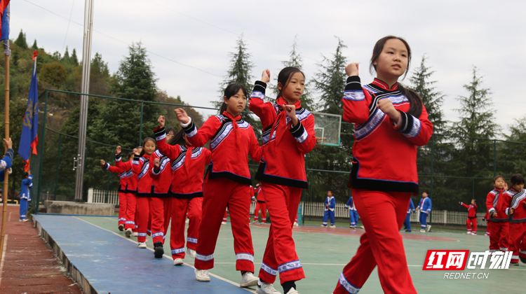 小学生摆手舞图片