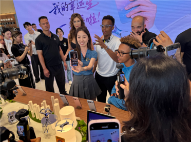 中东第一网红阿波哥打卡荣耀阿尔法全球旗舰店 现场获赠荣耀600 Pro新机