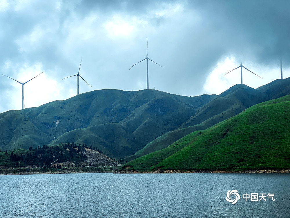 广西桂林天湖山青水绿 清凉避暑好地方