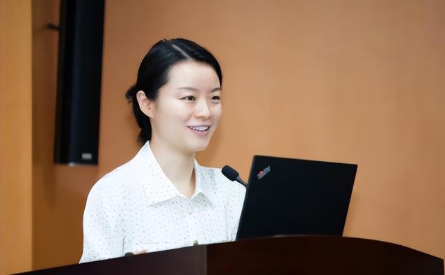 王延轶作为艺术生考入北大,毕业后成导师之妻,目前高职让人羡慕