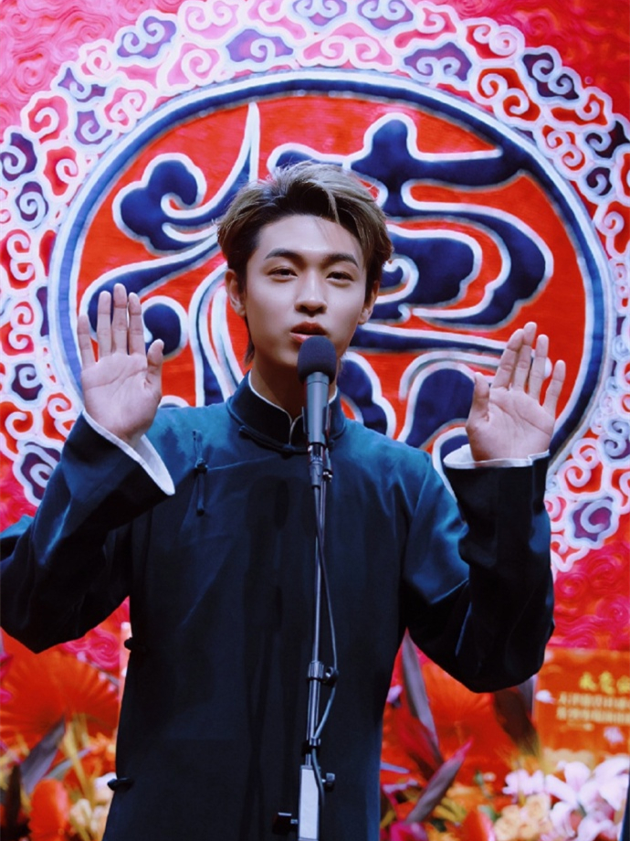 德云社秦霄贤拄拐出行,身后跟着轮椅,网友:老秦的面子守住了