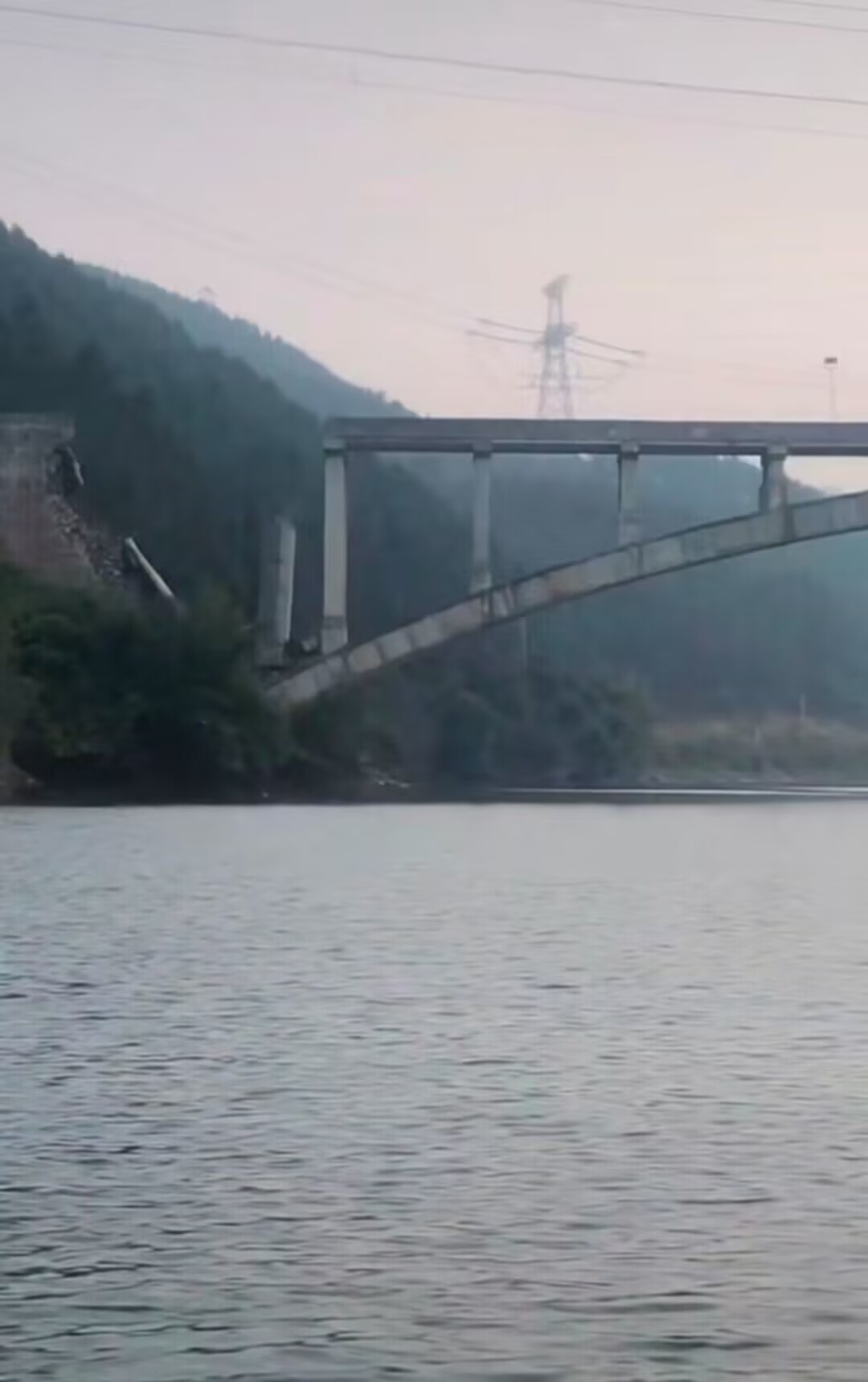 步头大桥第一跨桥面坍塌（视频截图）
