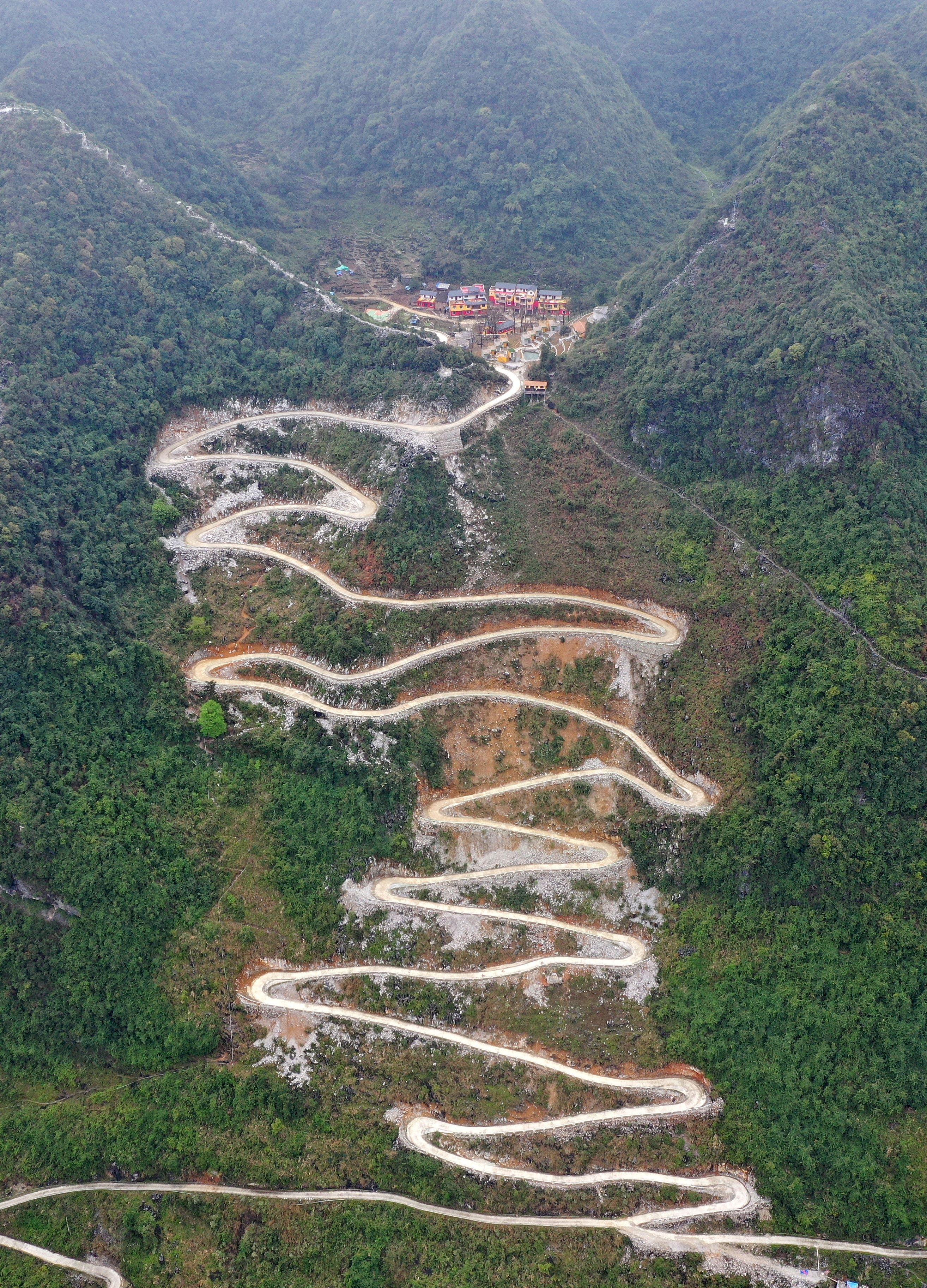 (新华视界)(6)广西都安:山中村屯修通路 吸引游客助增收