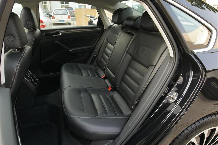 帕萨特后座椅怎么抬起来?