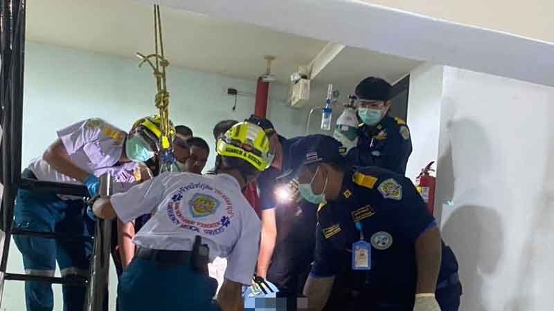 泰国300公斤男子呼吸困难,消防员抬不下来,出动20多人吊挂