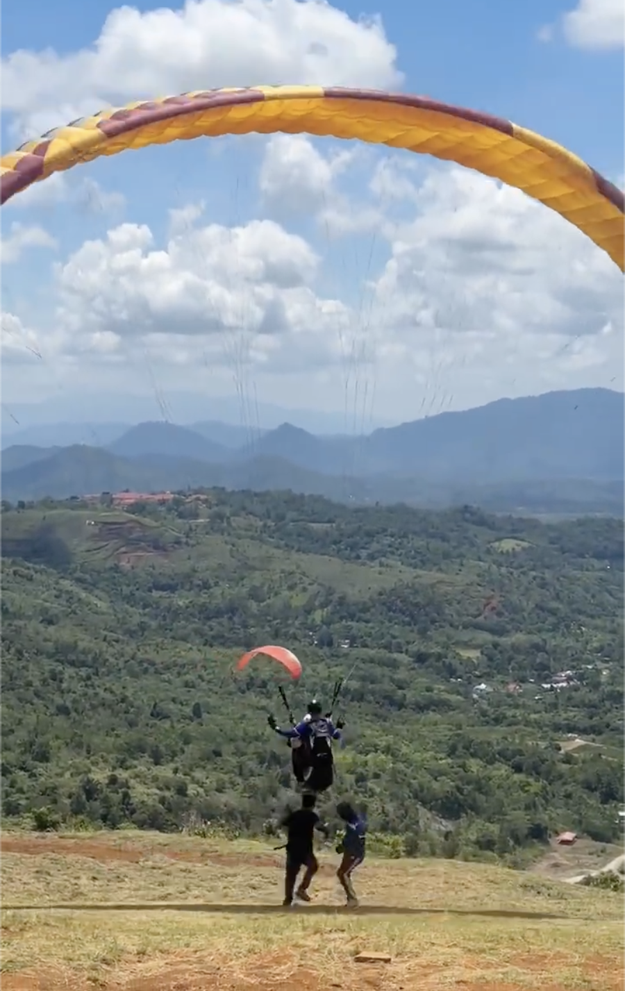 千万博主带家人在马来西亚玩滑翔伞,因教练失误意外受伤,医院两次误诊
