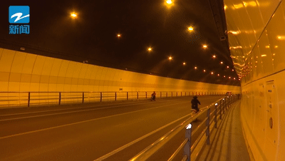 打开某款手机软件,搜索关键词"万松岭隧道",就能看到不少俊男靓女的