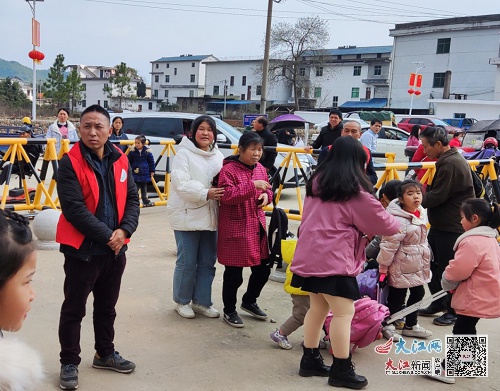 峡江县罗田镇中心小学开展文明交通志愿服务活动