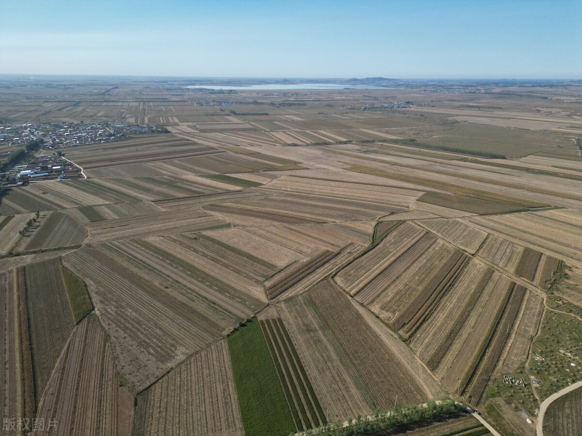 空中俯瞰辽宁沈阳农村秋色大地 犹如自然"三维"地板