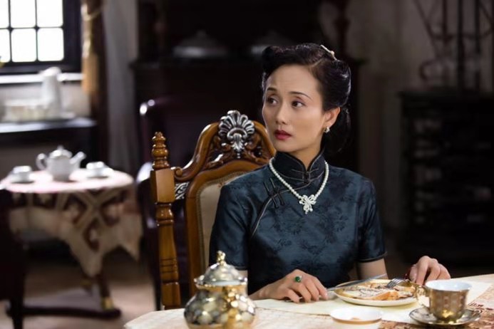 《第二炉香》:相差20岁的畸形爱恋,直击"性丑闻"下的人性悲剧