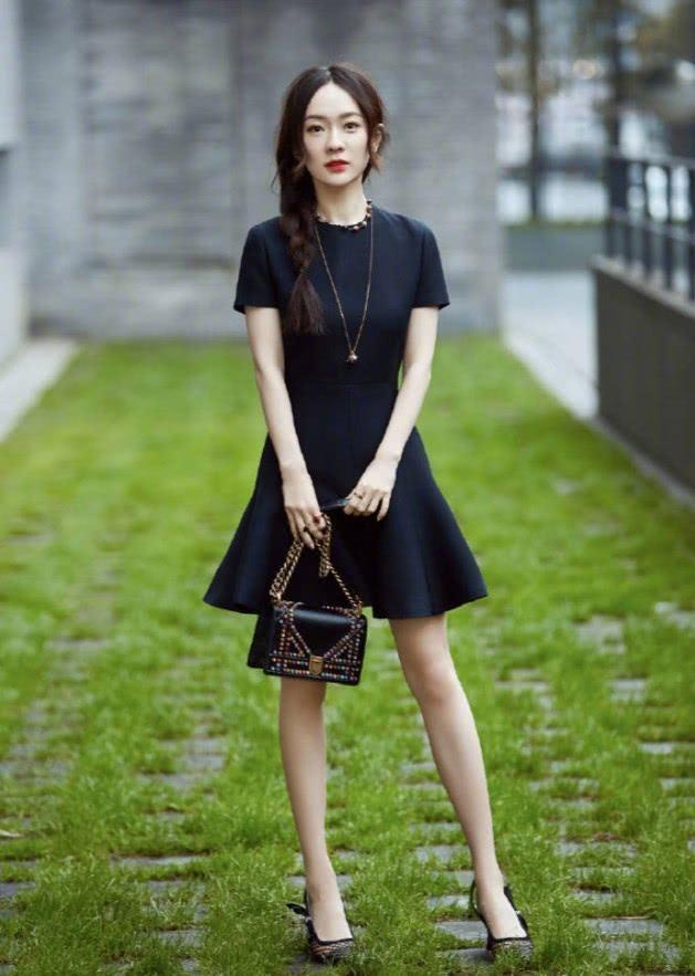 时尚辣妈霍思燕机场穿搭,t恤搭配牛仔裤,年轻又减龄