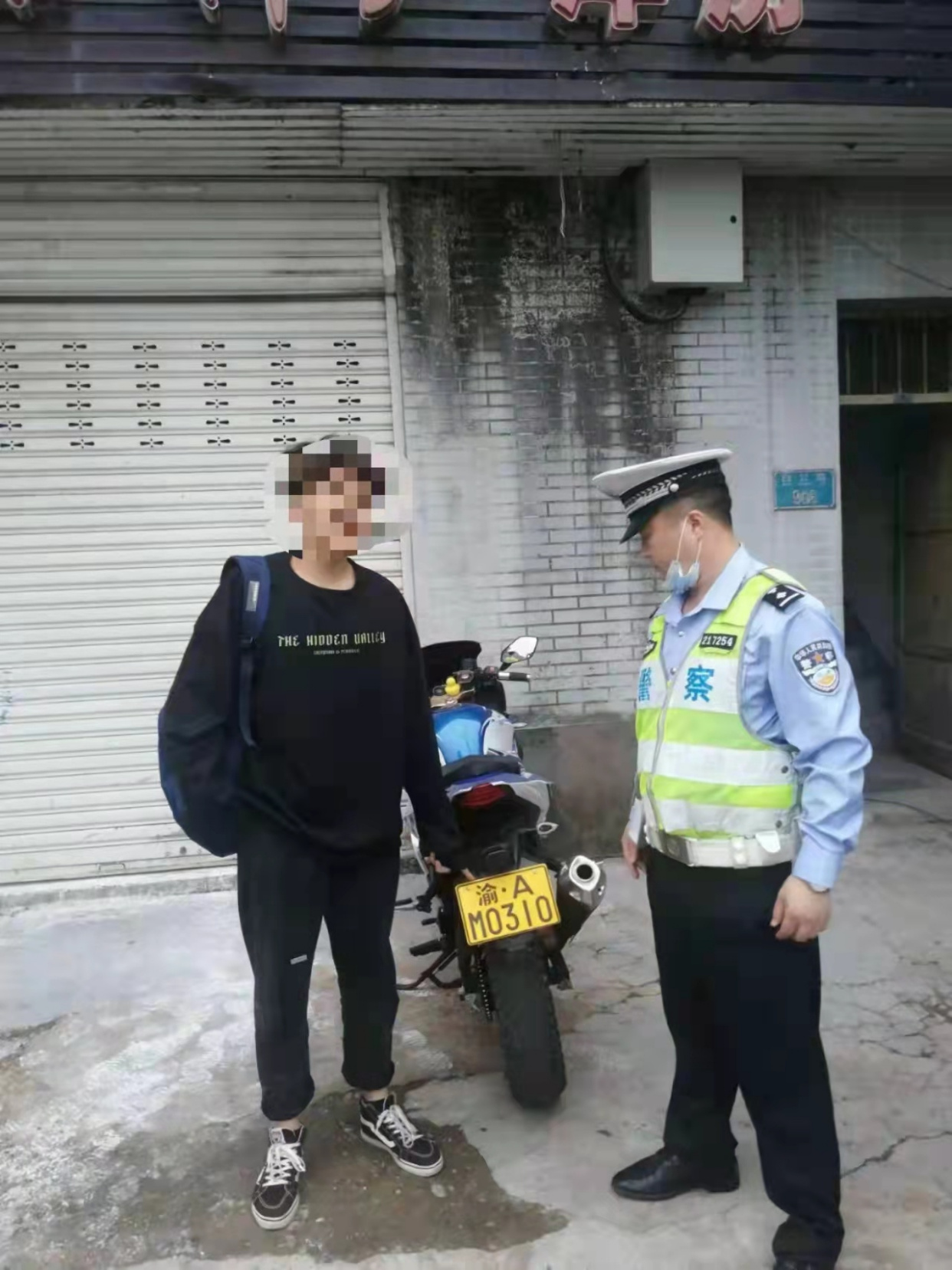 重庆俩机车少年炫酷驾套牌摩托车被查