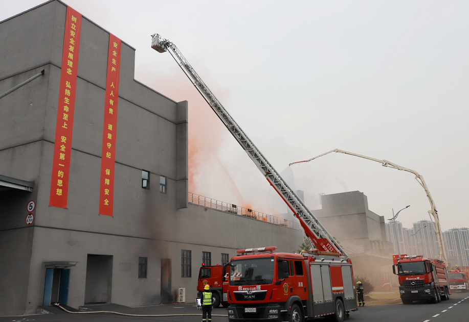 举高喷射车,云梯车……常德消防"重器"开展救援演习!