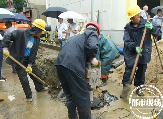 南昌:福山路暴雨后积水过膝 现在 正在改变