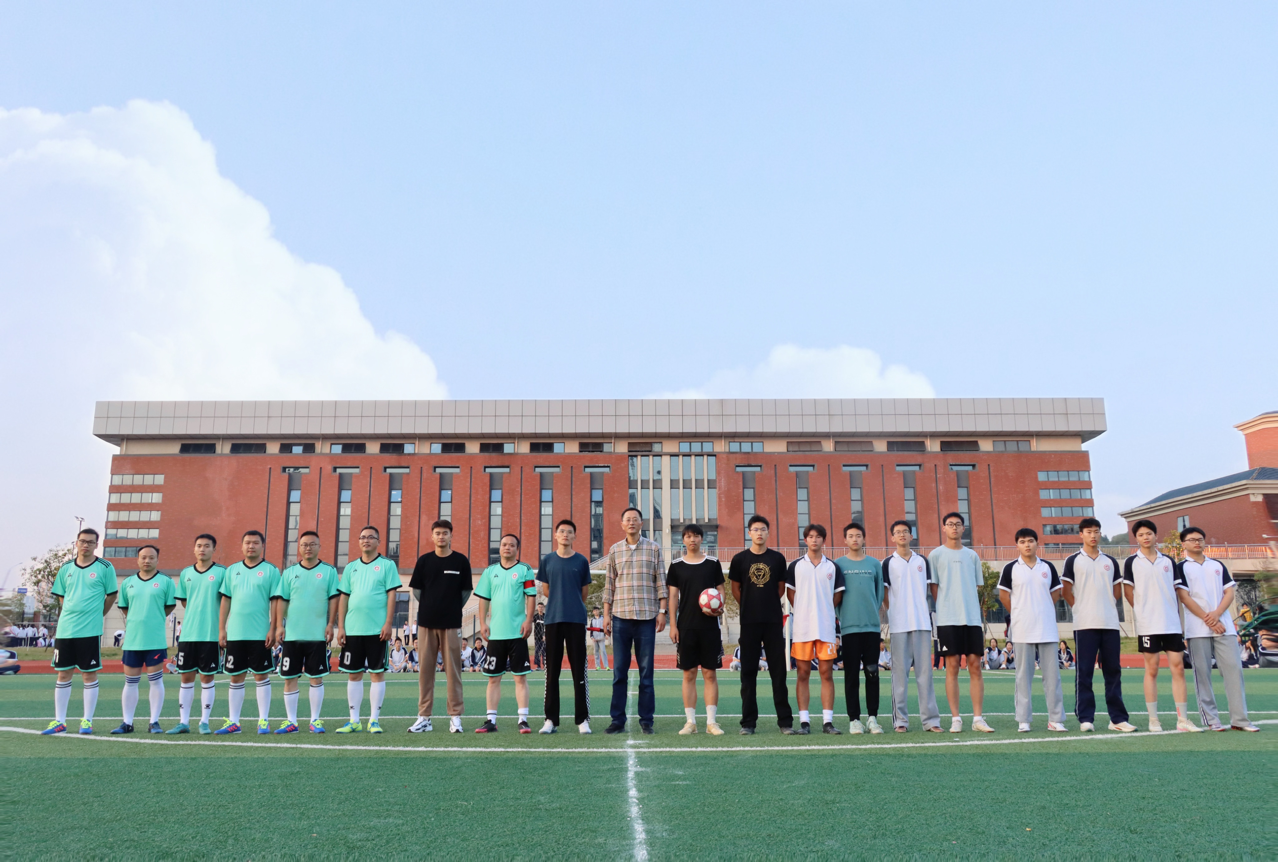 株洲市二中枫溪学校举行第二届体育节高二年级挑战杯足球赛