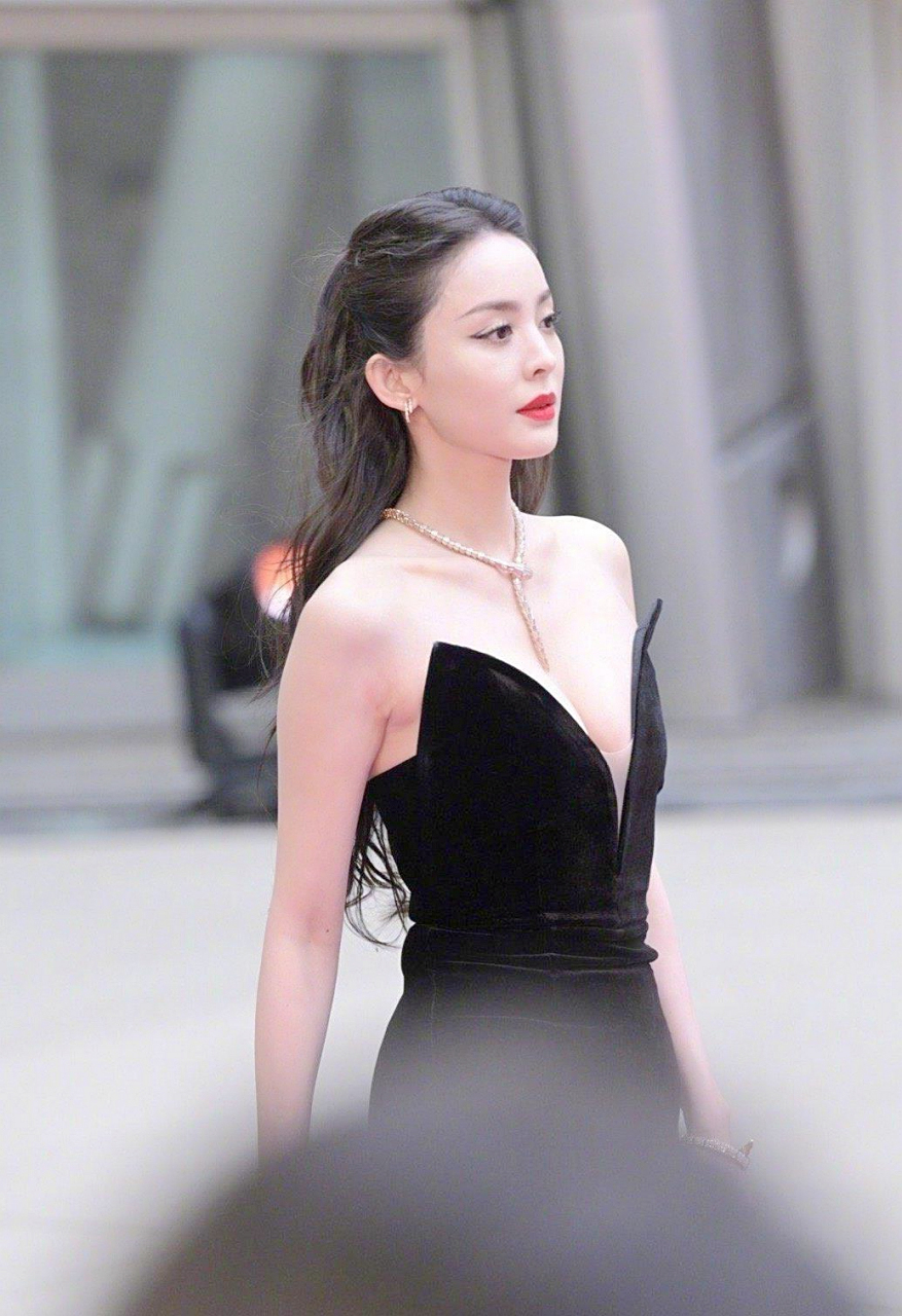 [庆典]同样来自新疆,娜扎的低胸装大方大方,不像热巴喜欢穿还要遮遮掩