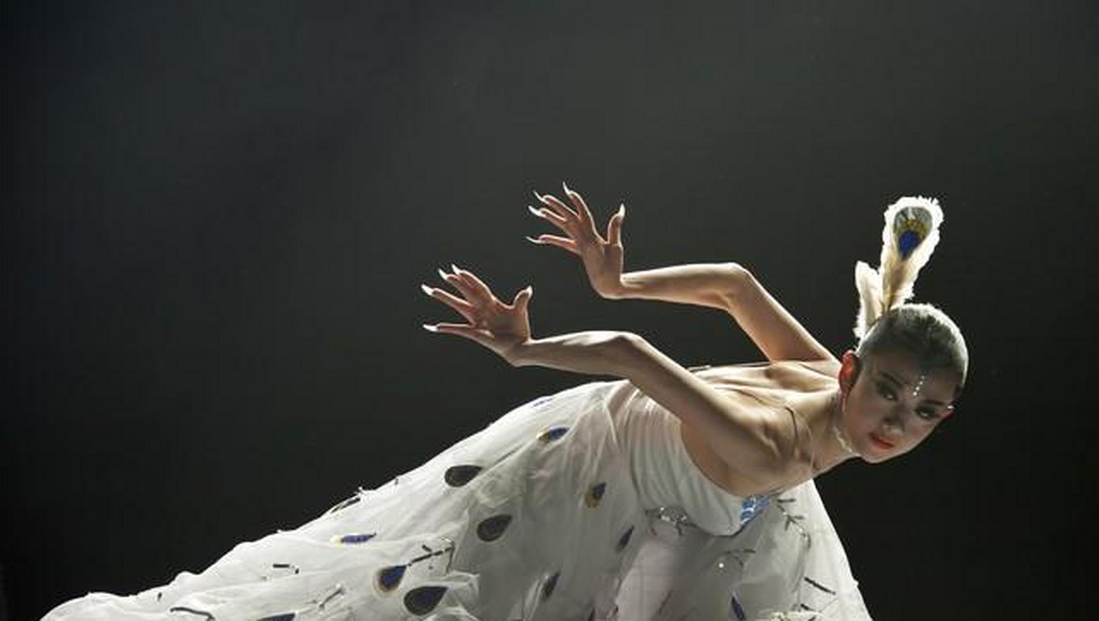 杨丽萍赤裸上身跳舞惹争议 注意:以下内容可能会引起一些读者的不适