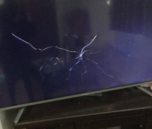 女子买华为电视,师傅安装时不慎按碎屏幕,要求给予免费维修被拒