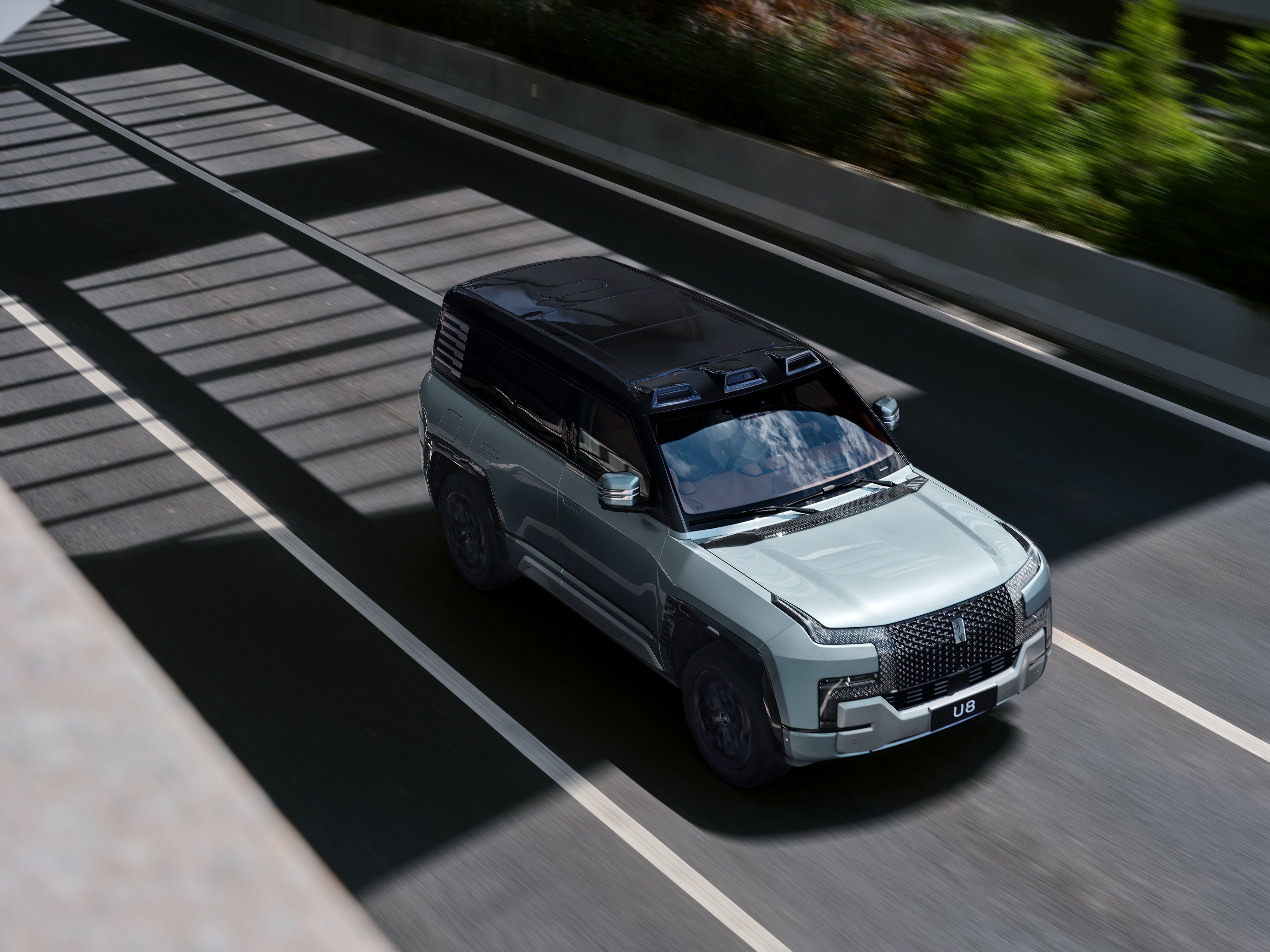 龙石绿车漆,仰望u8的超级外板