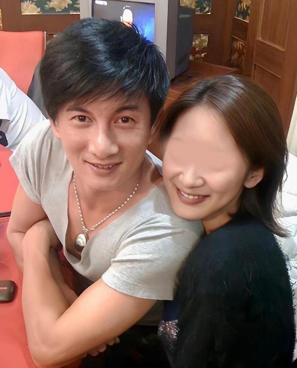 近日,娱乐圈像是进入了"翻旧账"阶段,不少明星夫妇都被曝貌合形离