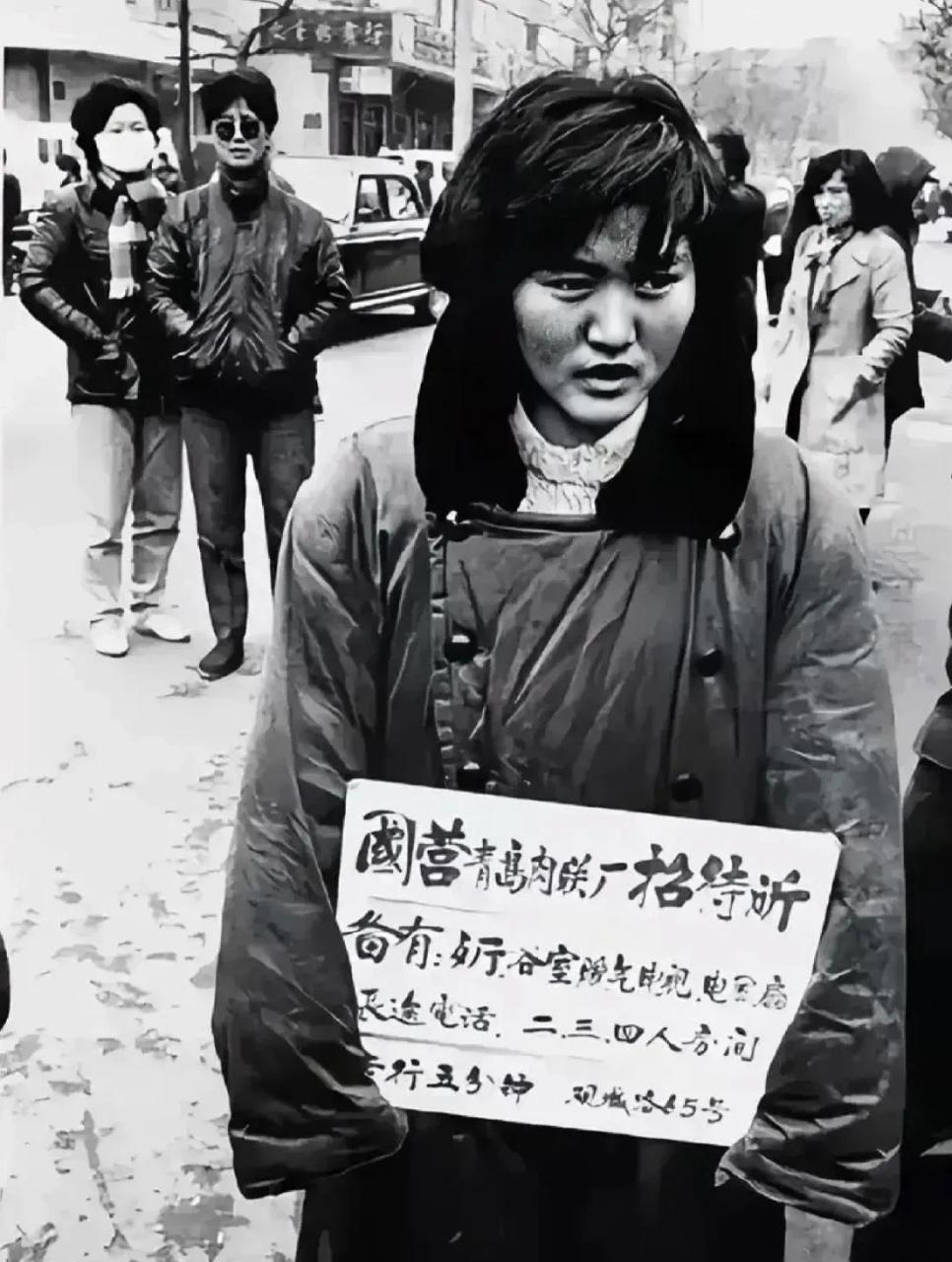 千万第一眼别把这个女子看成游街的犯人哦.