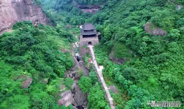 就在此时,邓艾提议趁姜维身陷剑门关战场,亲自率军沿阴平向成都方向