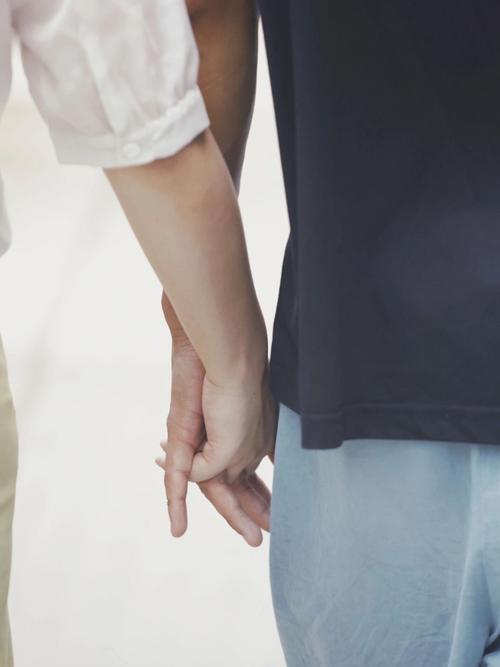 男人牵手十指紧扣是动情了吗?